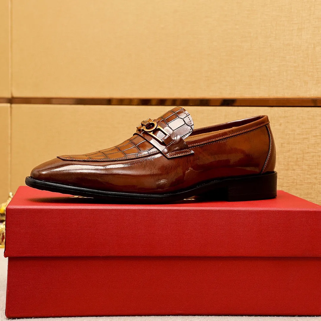 Men's shoes 💰480💰 Product trademark: Ferragamo "Ferragamo" casual leather shoes Regular size: 38-44 (45🉑️customized) Product materials: Selected imported first-layer open-edge beaded calfskin embossed upper + original hardware buckle, imported water-dyed cowhide leather lining. Strong three-dimensional visual effect, combined outsole Color: 2⃣️colors available